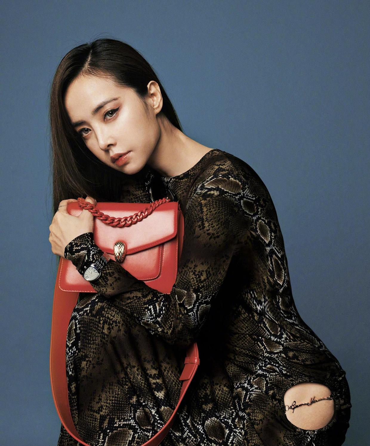 原创蔡依林穿衣真大胆身穿长款粉色西装亮相结婚渔网袜高级洋气