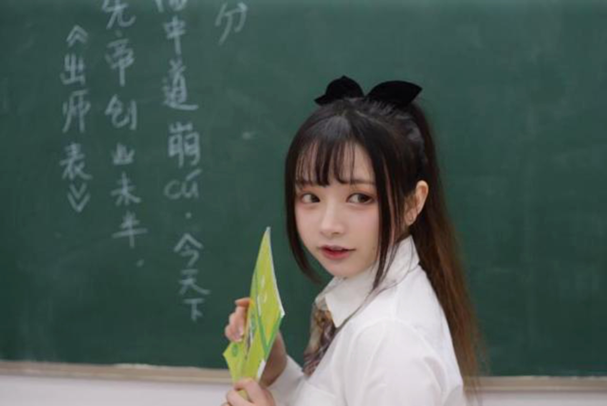 老师着jk制服授课学生上课不困了家长为人师表这样穿