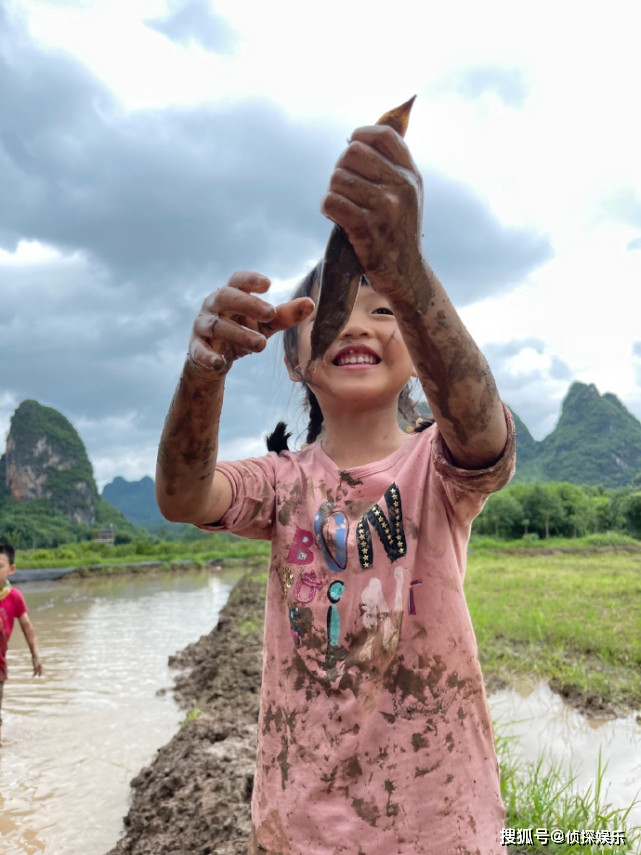 姚晨带儿女参加拉练式户外活动,土豆茉莉抓泥鳅攀野岩,玩超嗨
