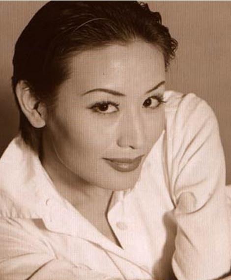 内地初代名模,公认的t台上第一美女,为情所困,最后削发出家