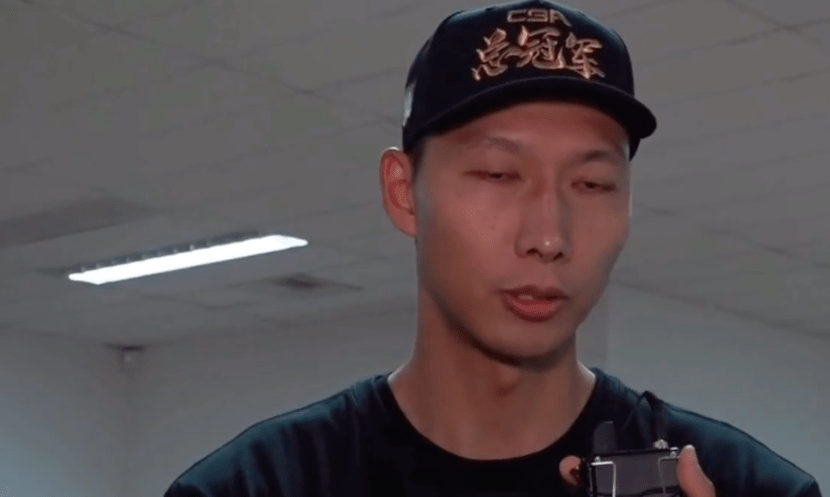 在广东夺冠之后,更衣室内,中央电视台的名嘴于嘉老师,也是对易建联