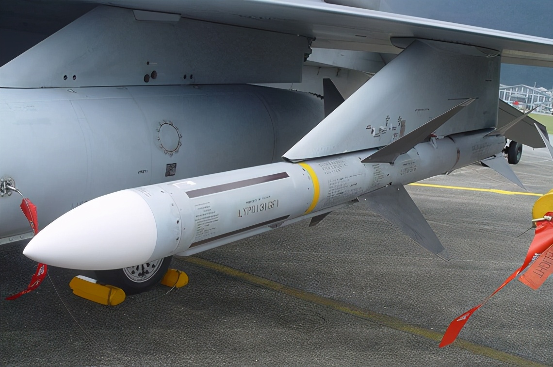 巨型导弹美军舰载机测试新型空空导弹射程超过200公里