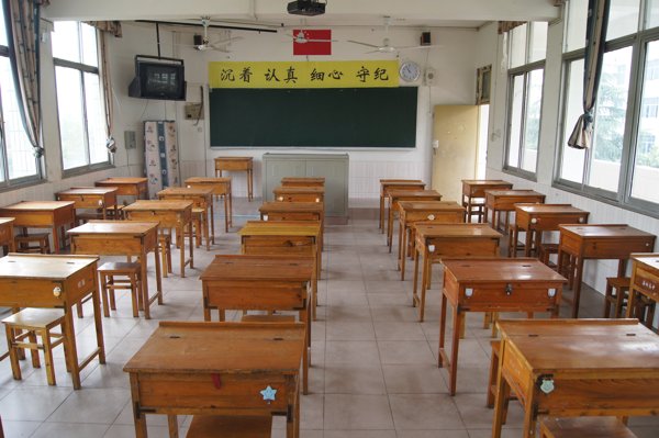 首先我们要明白一点,大家在争论语文变难与否,其实都是在从孩子的教育