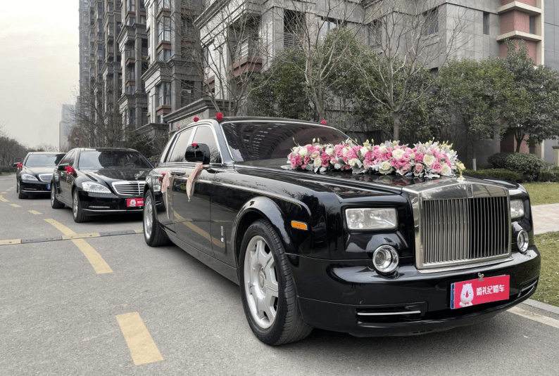 图为婚礼纪商家张峰婚车五一假期的接亲车队