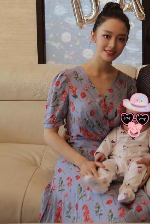 郎朗吉娜晒儿子百天照小家伙脸蛋肉呼呼的翘着脚丫超活泼