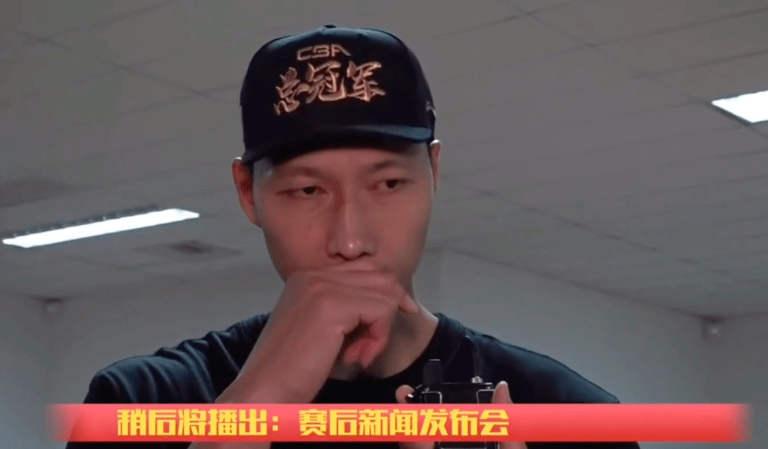 在广东夺冠之后,更衣室内,中央电视台的名嘴于嘉老师,也是对易建联