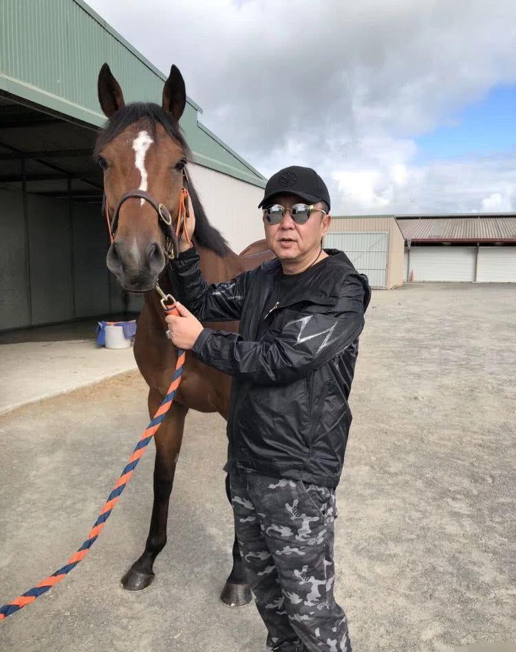 明星马主团"发起人于谦老师,和郎林,韩树平名下的新西兰赛驹"谦卦",在