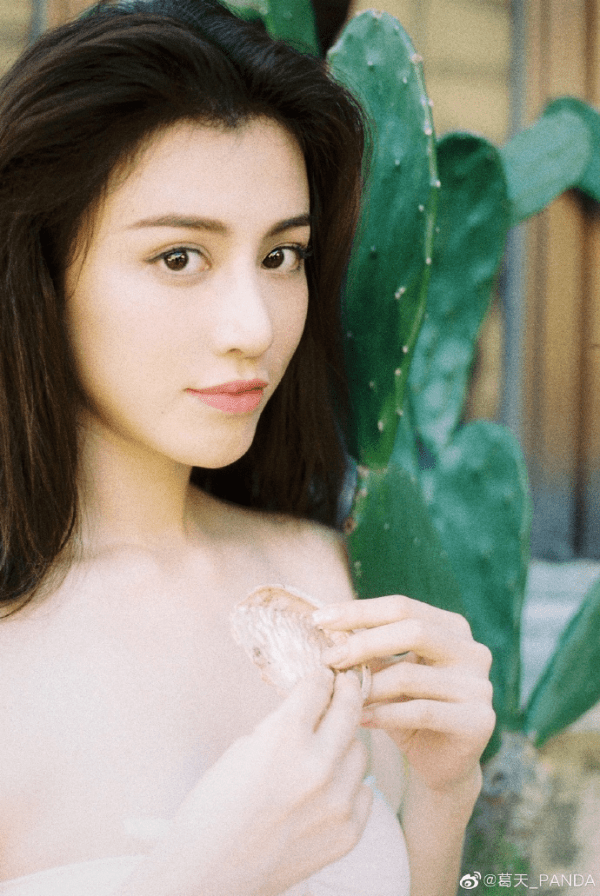 葛天晒全新夏日写真,少女感十足