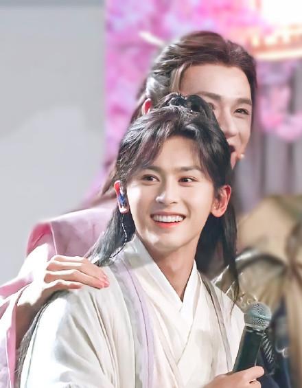 龚俊发文:何其有幸_张哲瀚