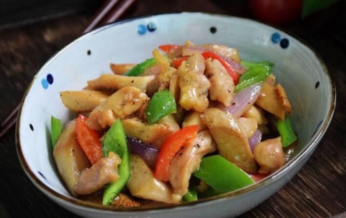 黑椒杏鲍菇炒鸡柳倒入蛋液,此时要将火调的略小一些,滑炒至蛋液凝固