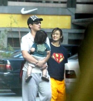 2003年,他与主演过经典偶像剧《薰衣草》的林姮怡结婚,婚后两人生了一