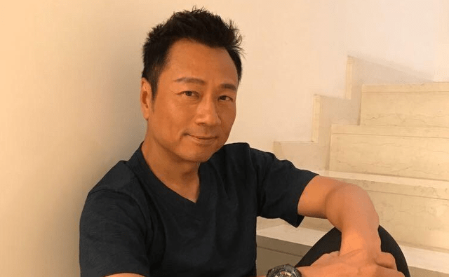 tvb视帝黎耀祥首乘高铁满脸激动,已将香港房产变卖定居广东v