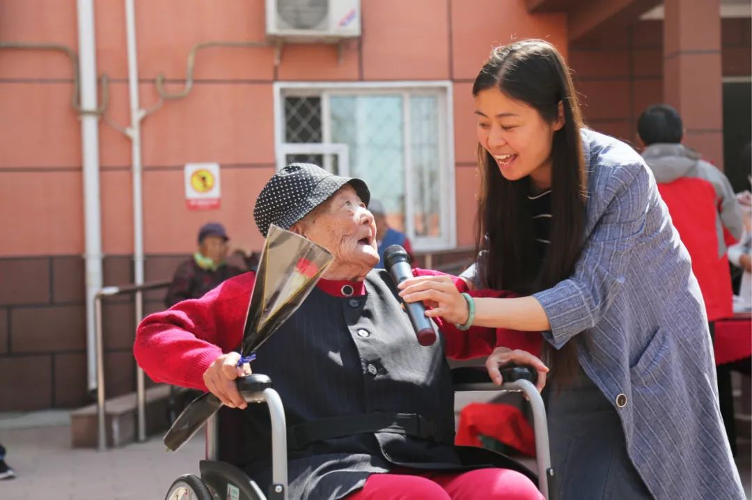 熊虔初老人在养老院住了将近三年了,志愿者的到来她打心眼儿里感到