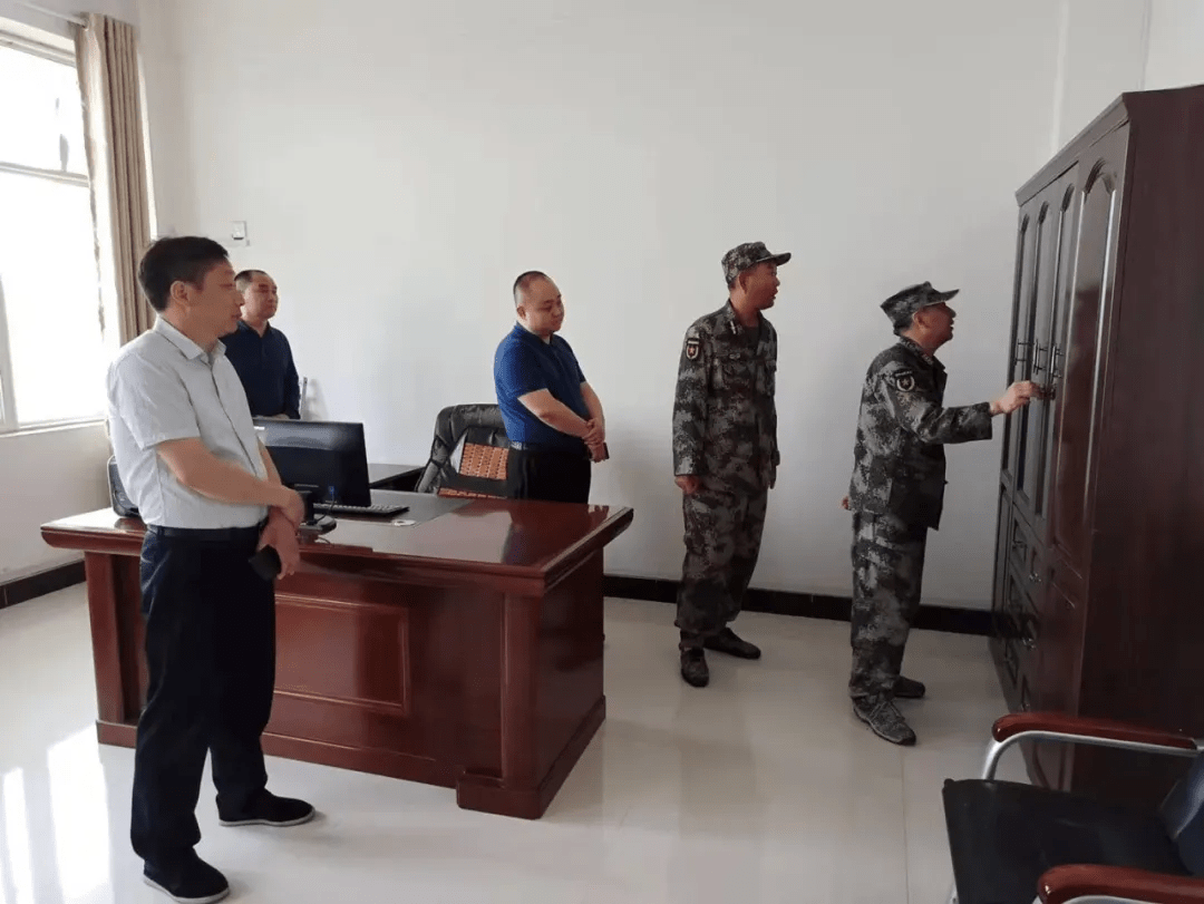 驻马店市委常委军分区政委袁冬到重阳街道检查武装工作