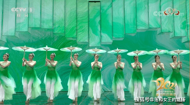 开始前,由身穿旗袍的女孩们用二胡和琵琶演奏歌曲《茉莉花》.