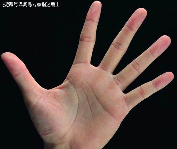 7,掌中纹路呈现网状,线条难以分辨,但是手掌皮肤却十分柔弱,这样的人