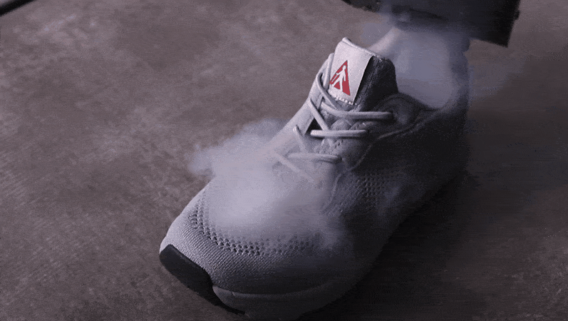 先用现在最流行的干冰测试法,分别往四款鞋子输入干冰,冒烟多的则透气