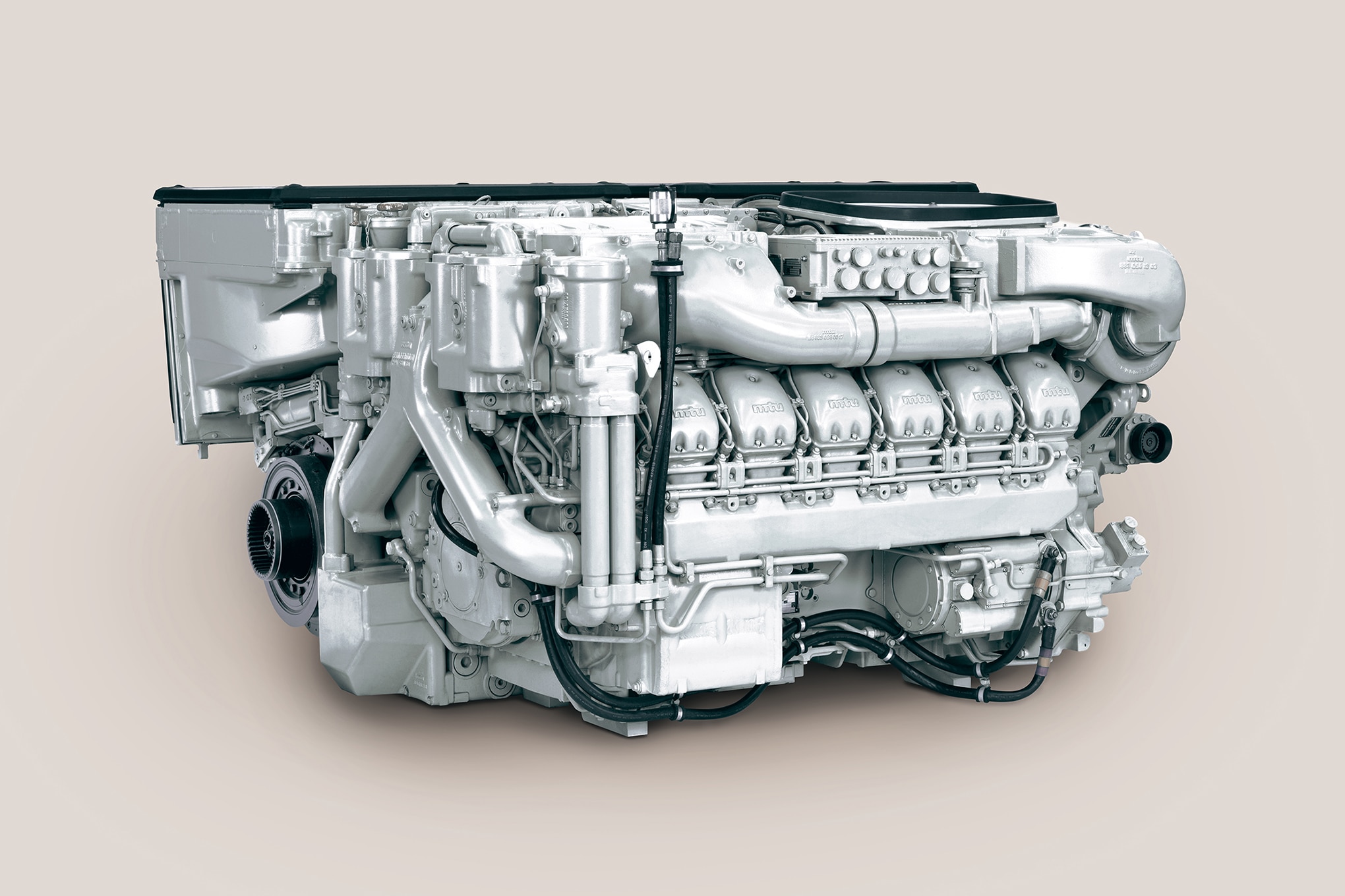 挑战者3将采用1500马力mtu883柴油发动机组和renk变速箱,以及全新的