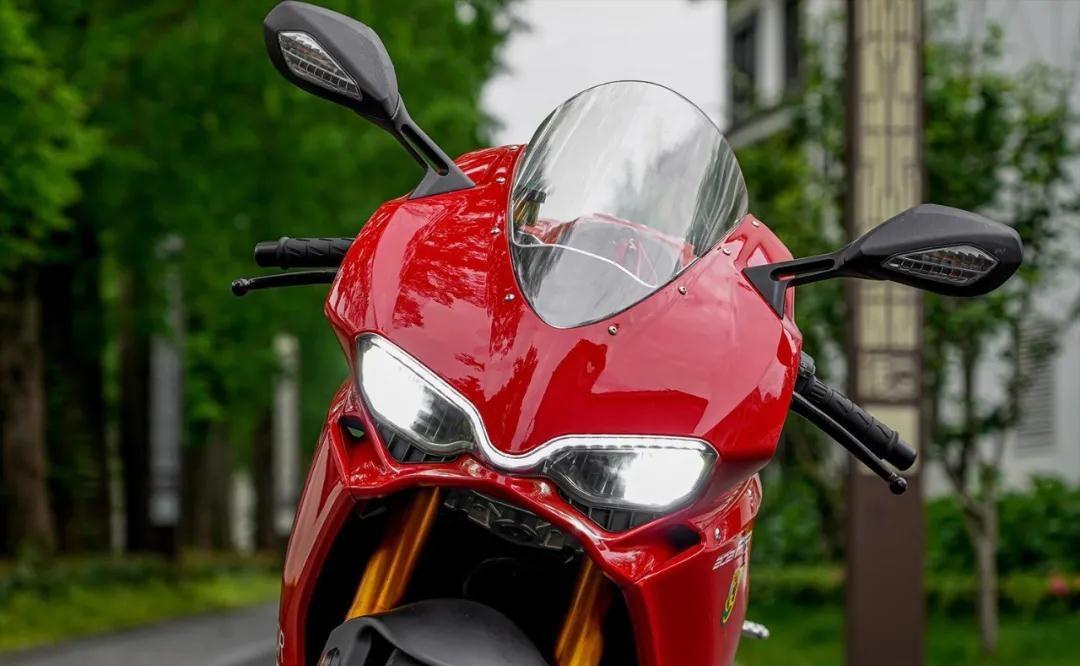 海外机车网站对此也进行了报道,不得不说它和杜卡迪实在太接近了