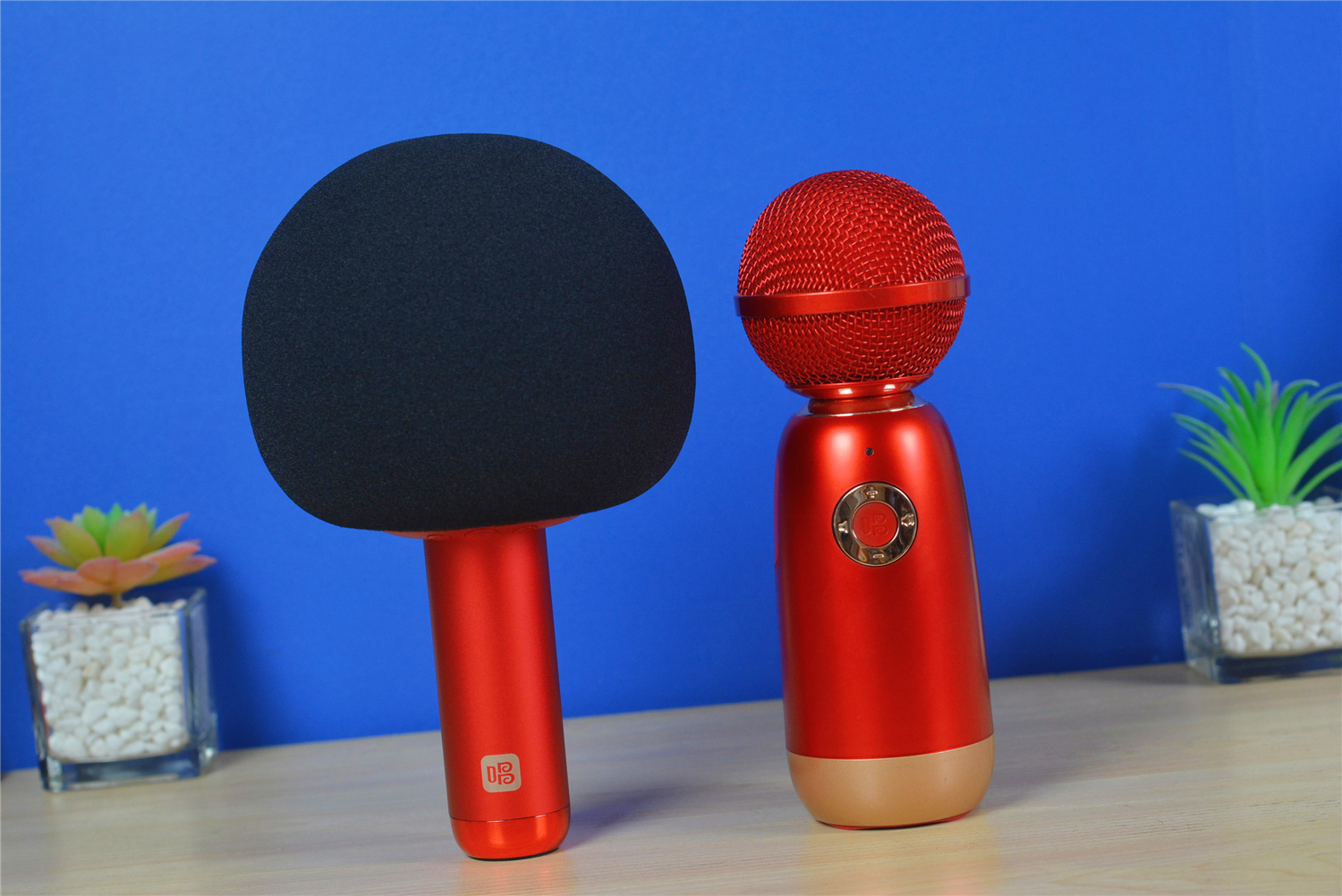 唱吧小巨蛋q5采用的是红色的天地盖纸盒设计,看起来还挺喜