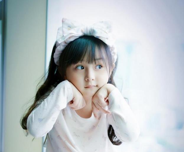 我查询了刘楚恬的资料,发现现在她已经12岁了,不再是当初的懵懂女孩