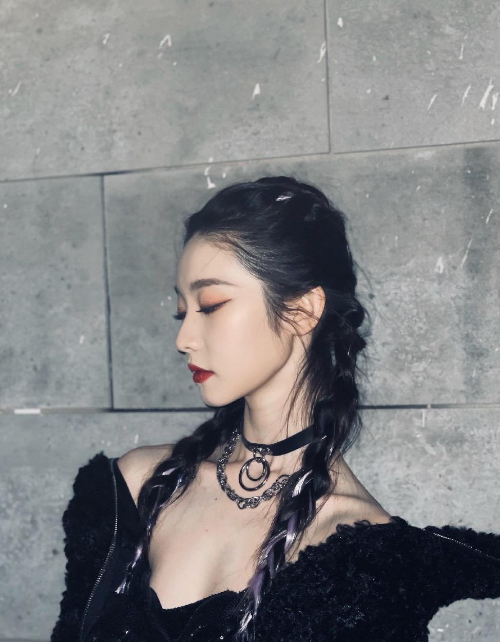 硬糖少女张艺凡变身辣妹黑色吊带配外套露出肩膀麻花辫抢镜