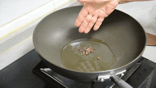 原创
巧妈妈精心搭配高考营养晚餐,4菜1粥,蒜泥白肉开胃解馋
--【蒜泥白肉】----【红枣小米汤】----【猪肉三丁】----【西红柿炒鸡蛋】----【花椒炝炒娃娃菜】