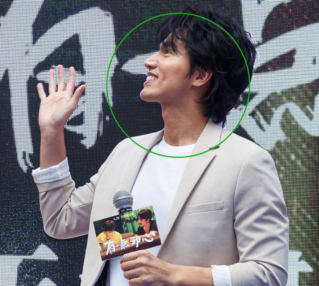 言承旭的侧脸颜值很高,而且他的皮肤状态好到无法抗衡.