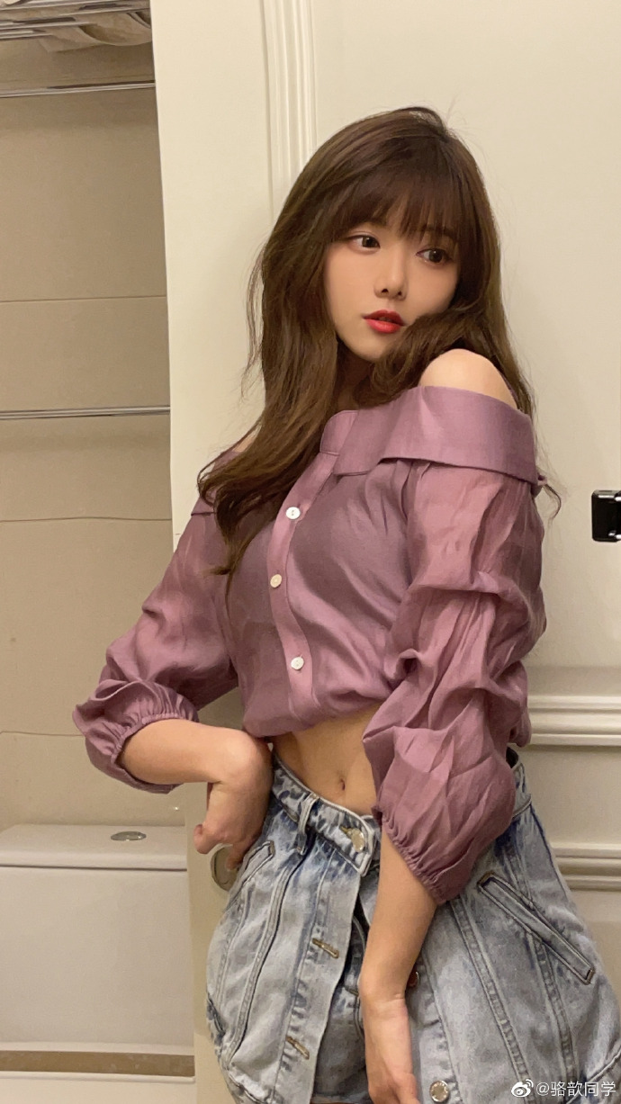 lpl主持人骆歆晒出紫色露脐装竟是要去做肠胃镜