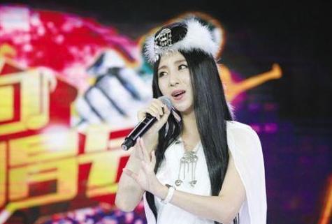 原创星光大道成名后抛妻弃女在女儿中考时迎娶新欢的云飞今怎样了