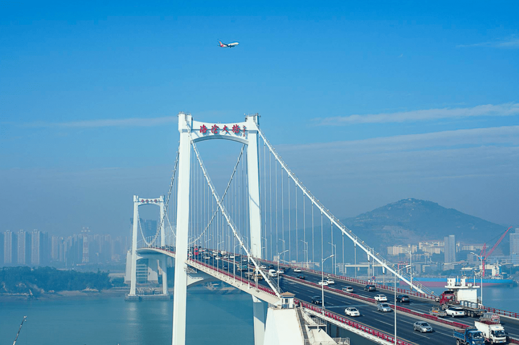 大桥 | 图片源于网络sm广场效果图阿罗海广场效果图"非中心,不立府"