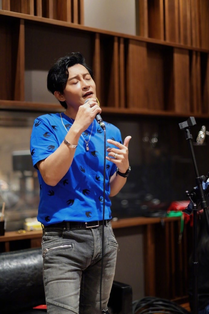 陈志朋瘦成了"叔圈顶流",t恤 牛仔裤帅回曾经少年,爷青回