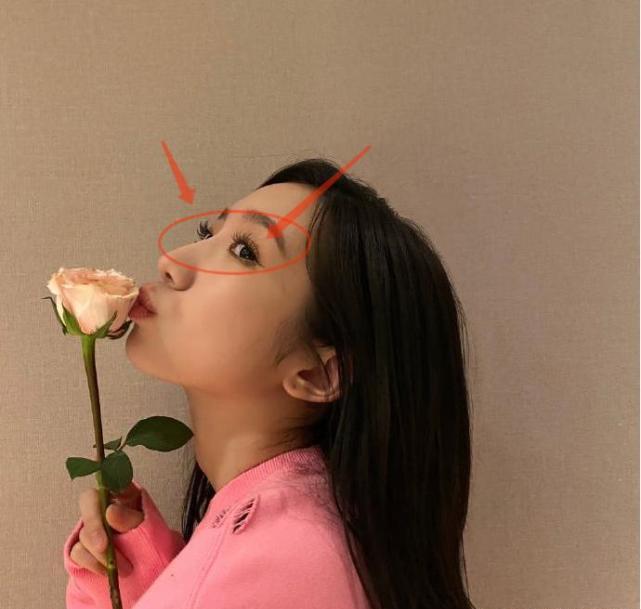 孟美岐晒玫瑰自拍谁注意她眼睛上的仙子毛女明星都在用