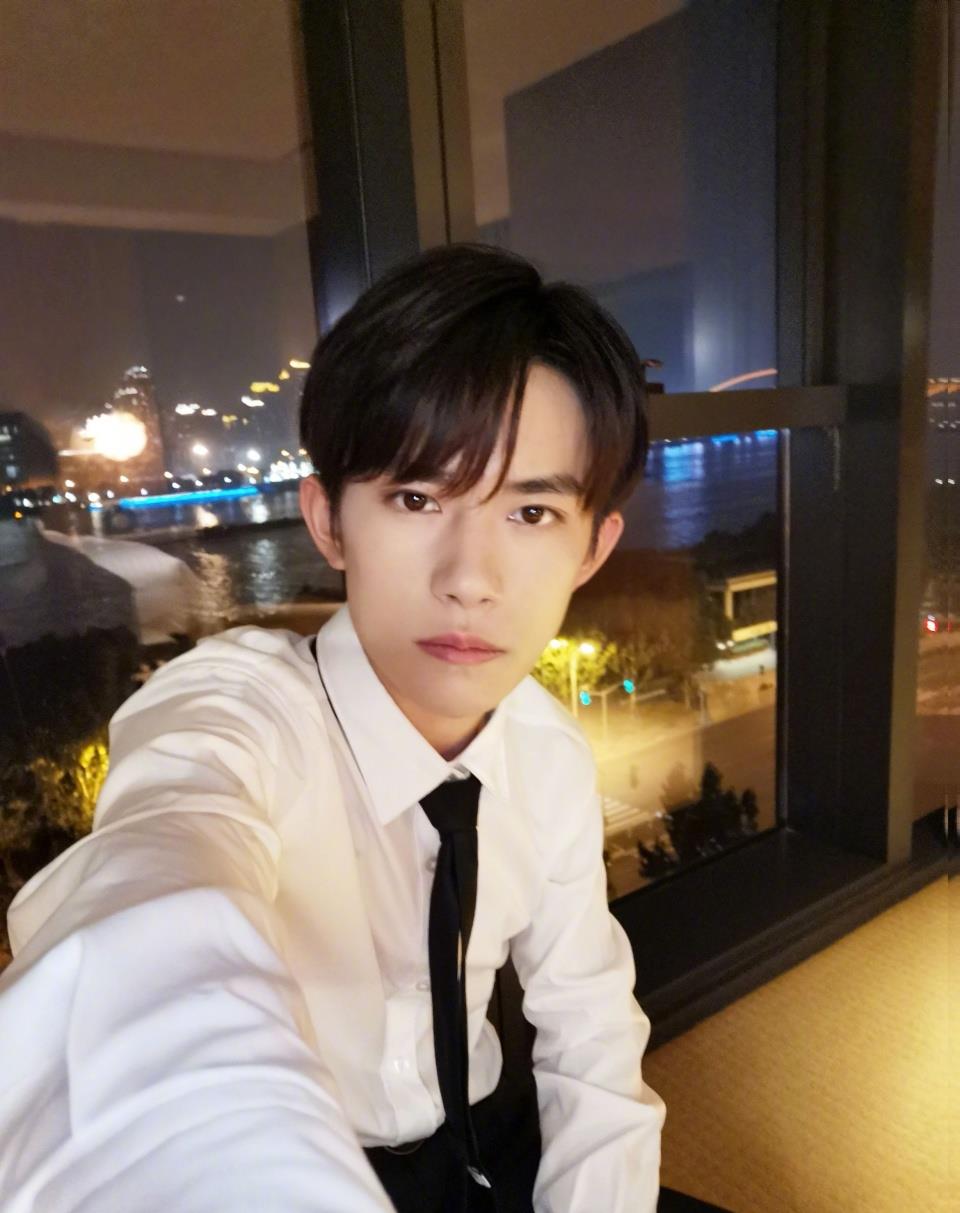 原创易烊千玺用心了带了一大桌火锅去舞房大家激动拍照都没怎么吃