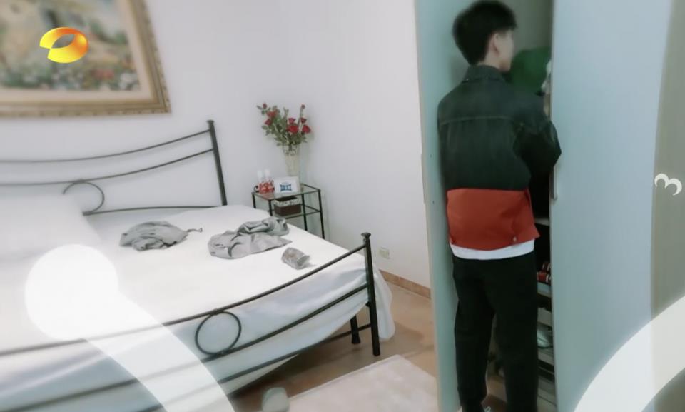 中餐厅3营业第一天王俊凯在房间调戏摄像机暴露他的睡衣