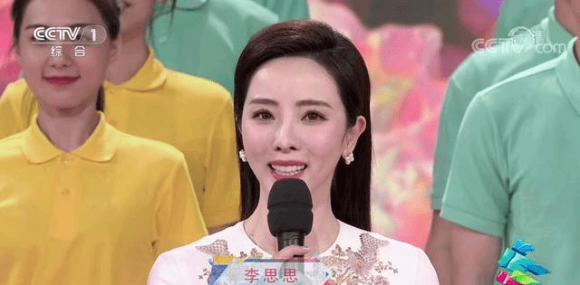龙洋主持央视五四晚会表现完美舞台形象亲和力比李思思更胜一筹