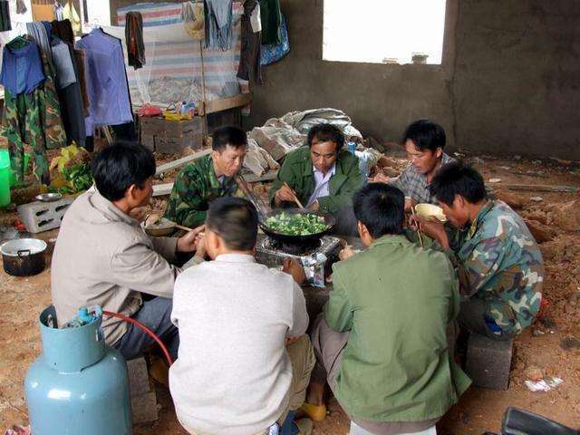 看完中国农民工的伙食,再看美国民工的伙食,差距让人心酸