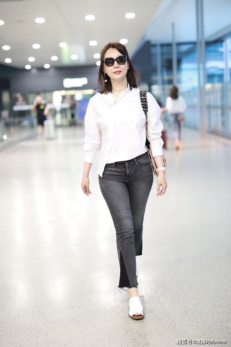 闫妮素颜走机场好飒穿喇叭裤戴墨镜气场全开御姐范十足