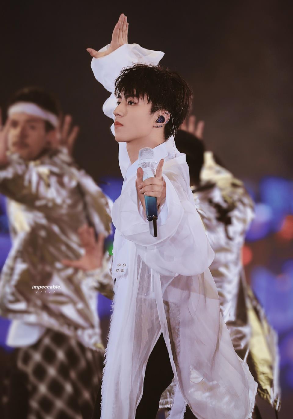 原创tfboys六周年换了三支新话筒!上面刻的每个图案,都有各自含义