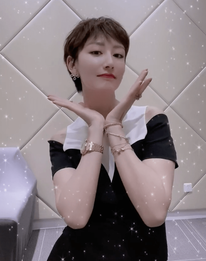 李好老婆晓敏穿紧身裙热舞扭腰大秀好身材满手首饰贵气十足