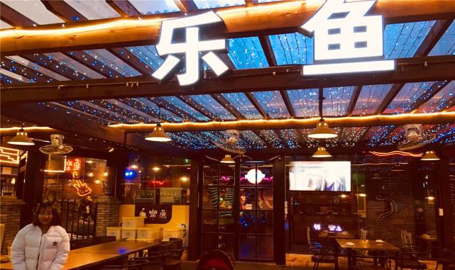 杨紫烤鱼店火了!将鲜鱼"吊"在锅上吃,结账时:能火多久呢?_乐鱼
