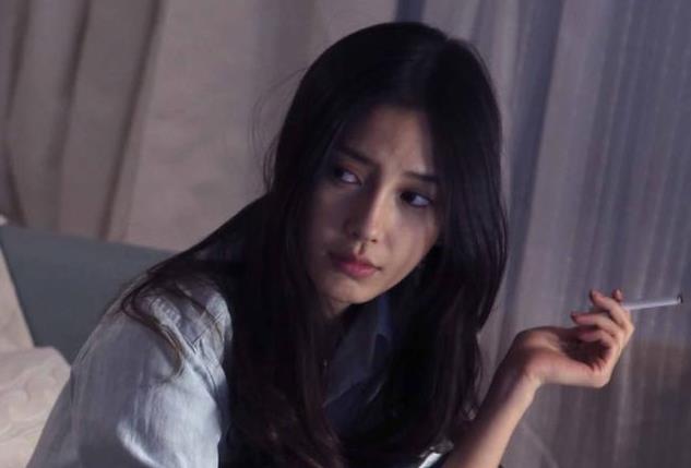 杨颖再次犯烟瘾了,与好友在三亚抽烟被拍,多次表示戒烟只是空话_baby