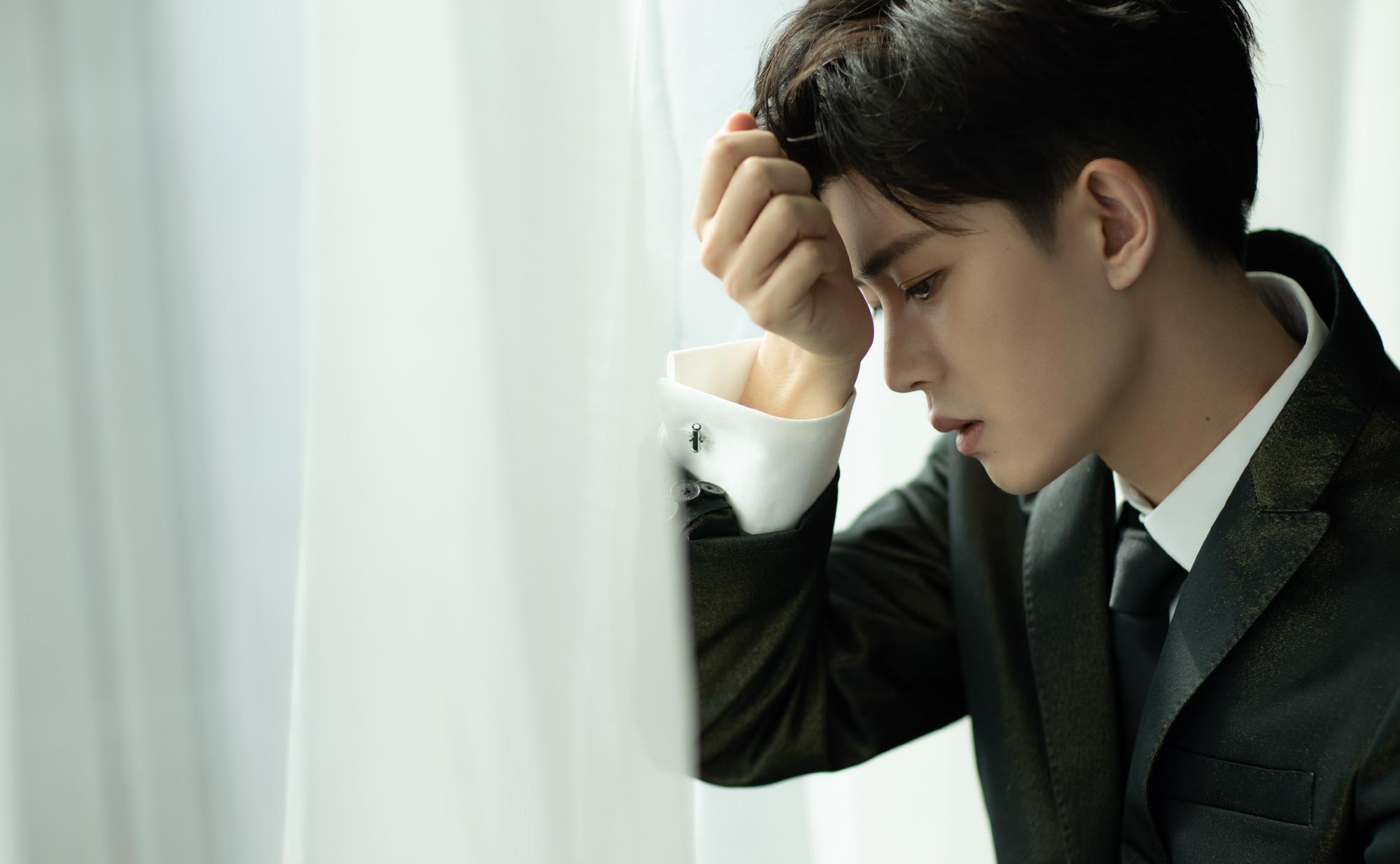 任嘉伦出席爱奇艺活动,携白鹿同台撒糖,《一生一世》或将播出