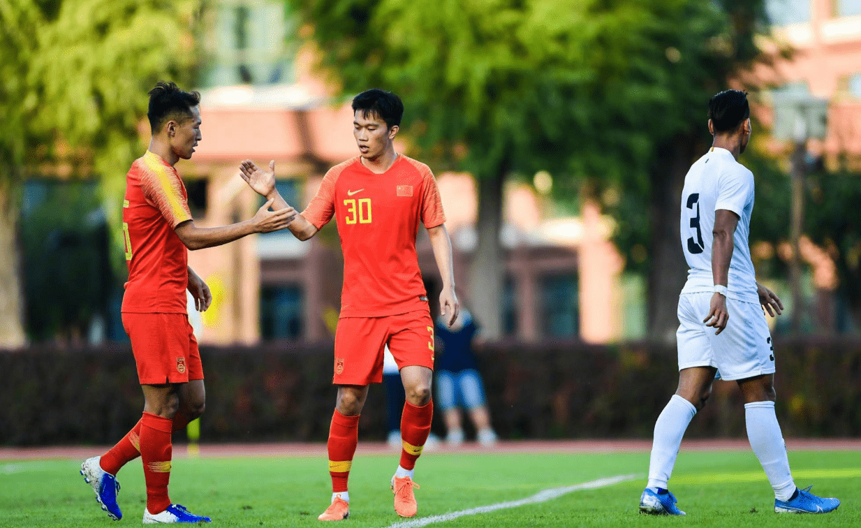 欧洲杯赛制足球 f8b32de89d7a4975bb94c55cc08ac240.png