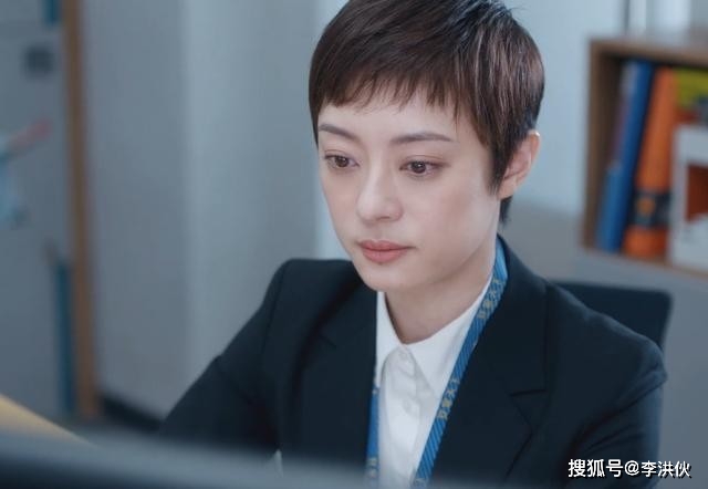 孙俪新造型亮相新剧发布会,小女生了不少