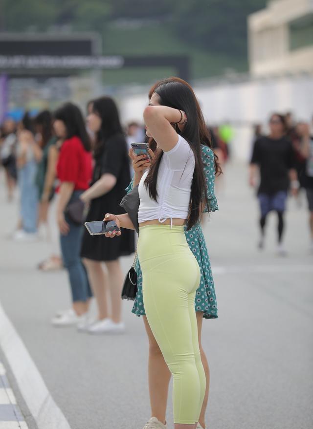 微胖女生如何穿搭超有女神范 9bda41f209594ea8b567ab932a7fcfba.jpeg