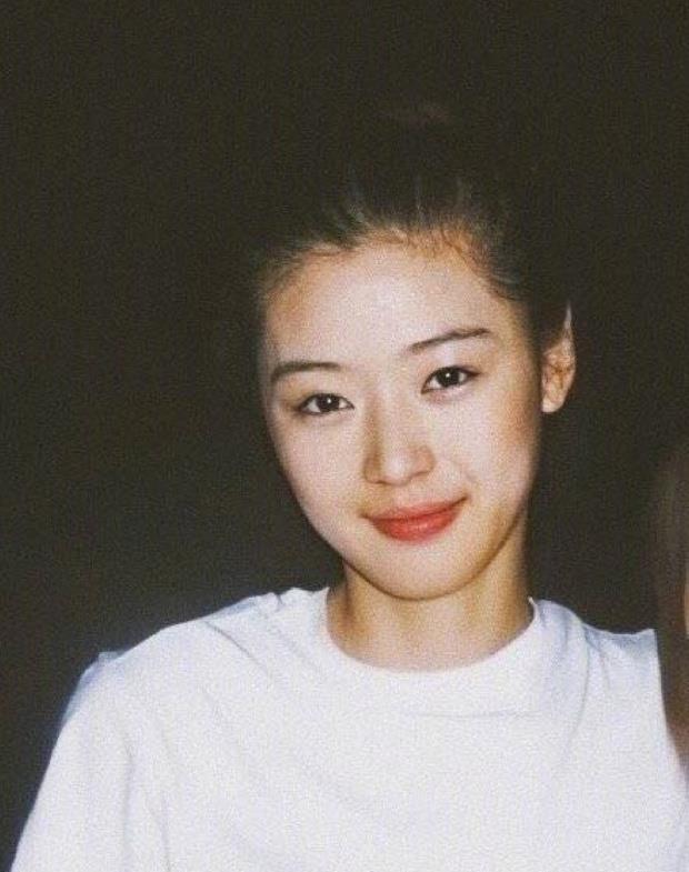 年轻时候的全智贤眼神非常清澈水灵,加上有点婴儿肥的脸,满脸的胶原