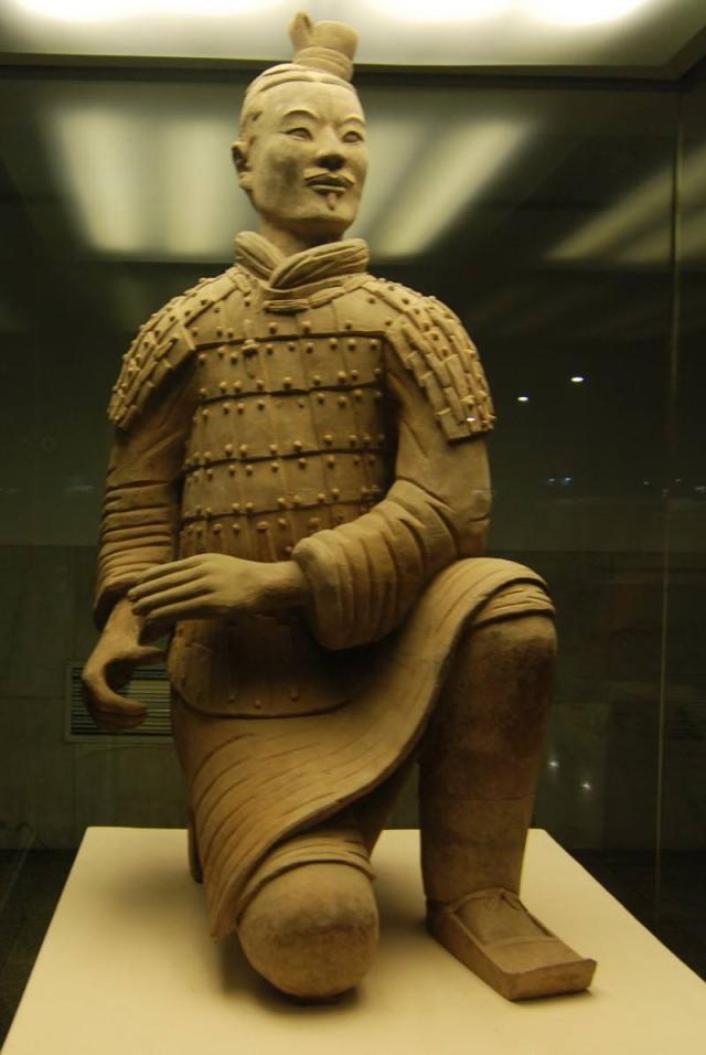 兵马俑挖出彩色陶俑出土5分钟便褪色考古家还有一具跪射俑