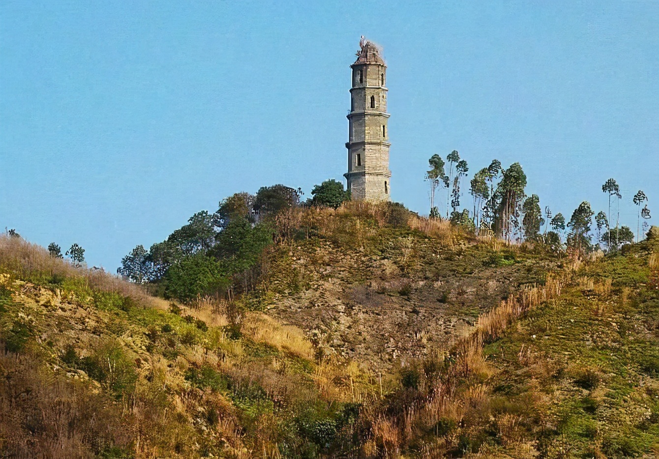 丰良斜塔为清嘉庆二十五年(1820年)丰顺知县王奇云(江西省安福县人)倡