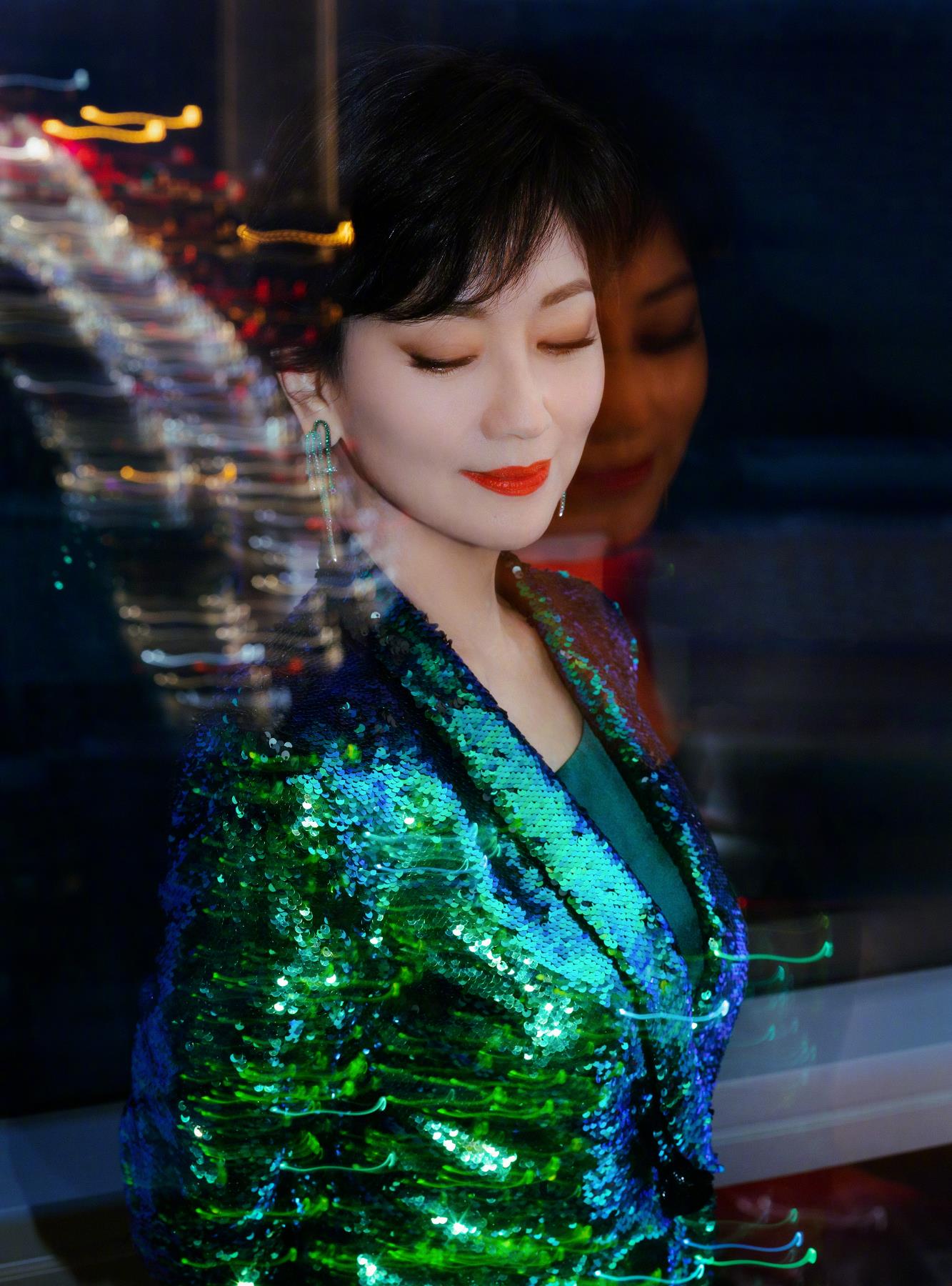 原创66岁赵雅芝真有勇气大胆挑战液体裙不显丑反而很有时髦感